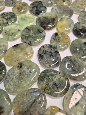 Prehnite w Epidote Flatstone